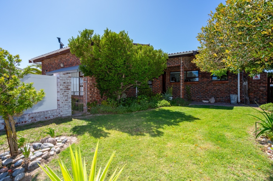 4 Bedroom Property for Sale in Middedorp Western Cape